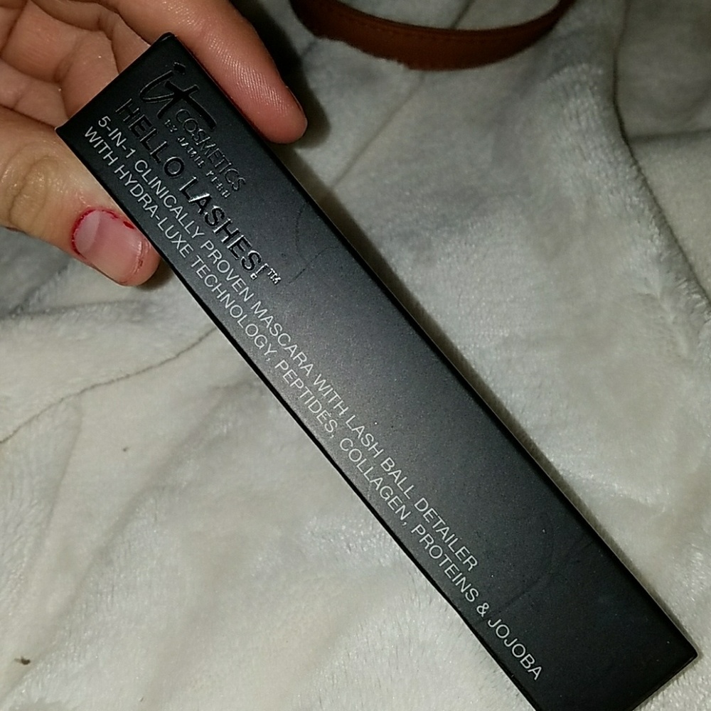 It cosmetics hello lashes mascara.